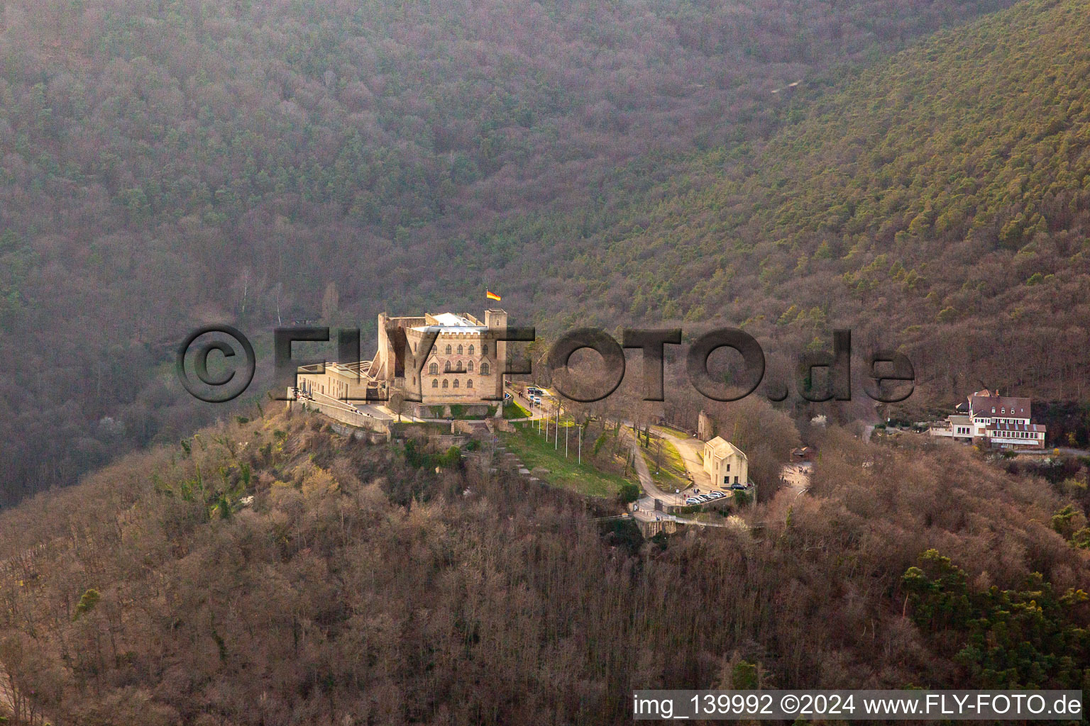 Vue aérienne de Château de Hambach au printemps à le quartier Diedesfeld in Neustadt an der Weinstraße dans le département Rhénanie-Palatinat, Allemagne