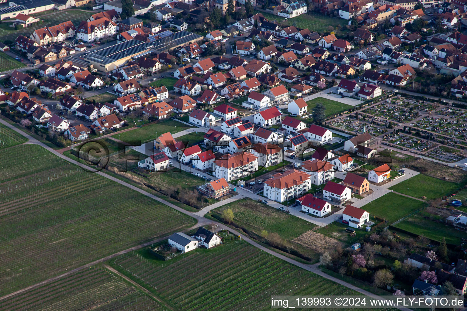 Vue aérienne de Nouvelle zone de développement dans les prairies sablonneuses à Maikammer dans le département Rhénanie-Palatinat, Allemagne