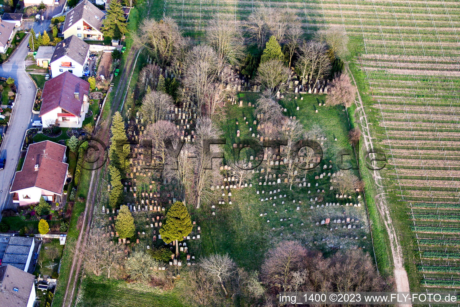 Vue aérienne de Vieux cimetière à le quartier Ingenheim in Billigheim-Ingenheim dans le département Rhénanie-Palatinat, Allemagne