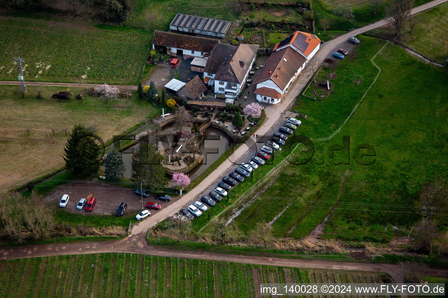 Vue aérienne de Restaurant de campagne Burrweiler Mühle am Modenbach à Burrweiler dans le département Rhénanie-Palatinat, Allemagne