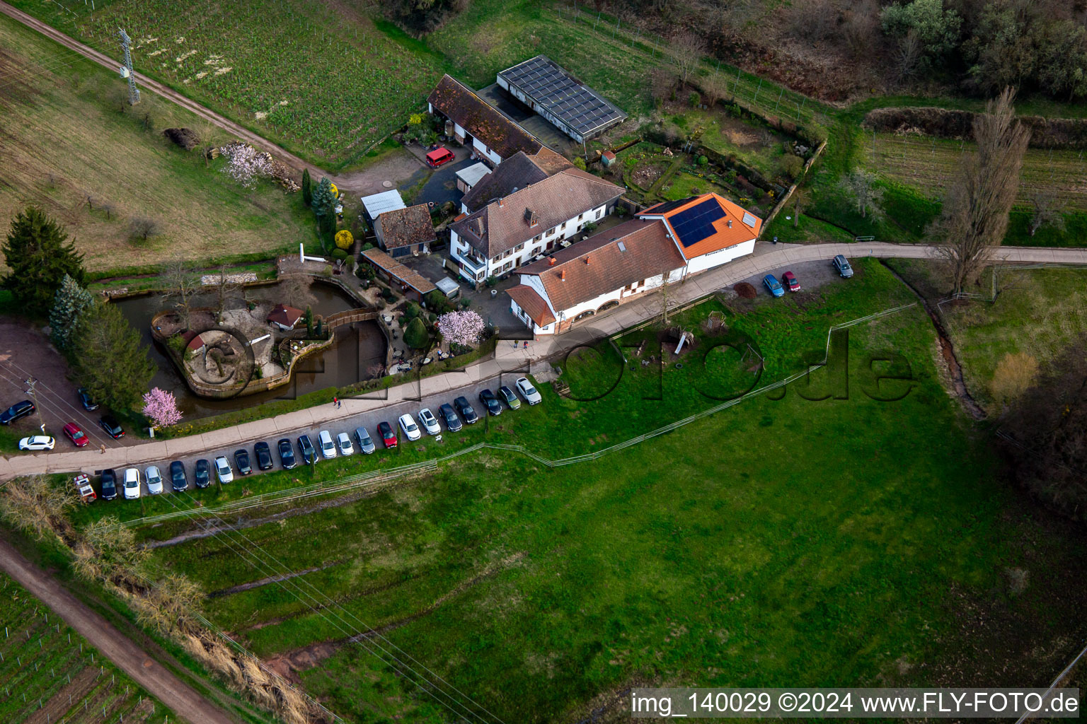 Vue aérienne de Restaurant de campagne Burrweiler Mühle am Modenbach à Burrweiler dans le département Rhénanie-Palatinat, Allemagne