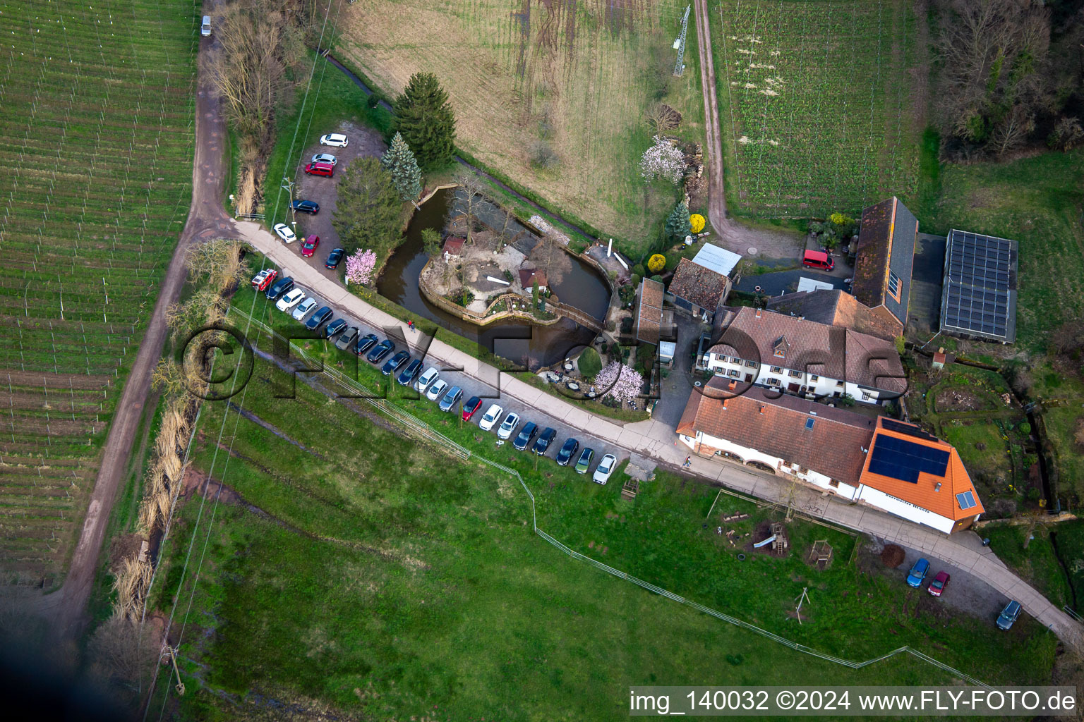 Vue oblique de Restaurant de campagne Burrweiler Mühle am Modenbach à Burrweiler dans le département Rhénanie-Palatinat, Allemagne