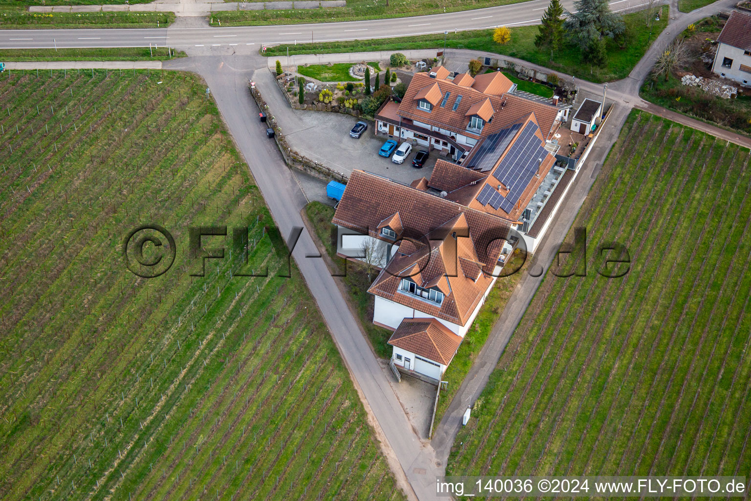 Vue aérienne de Domaine viticole et hôtel à vin de Kienle à Burrweiler dans le département Rhénanie-Palatinat, Allemagne