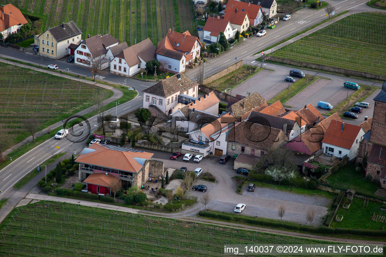 Vue aérienne de La maison du vin - Vinothek Meßmer, Ritterhof zur Rose à Burrweiler dans le département Rhénanie-Palatinat, Allemagne