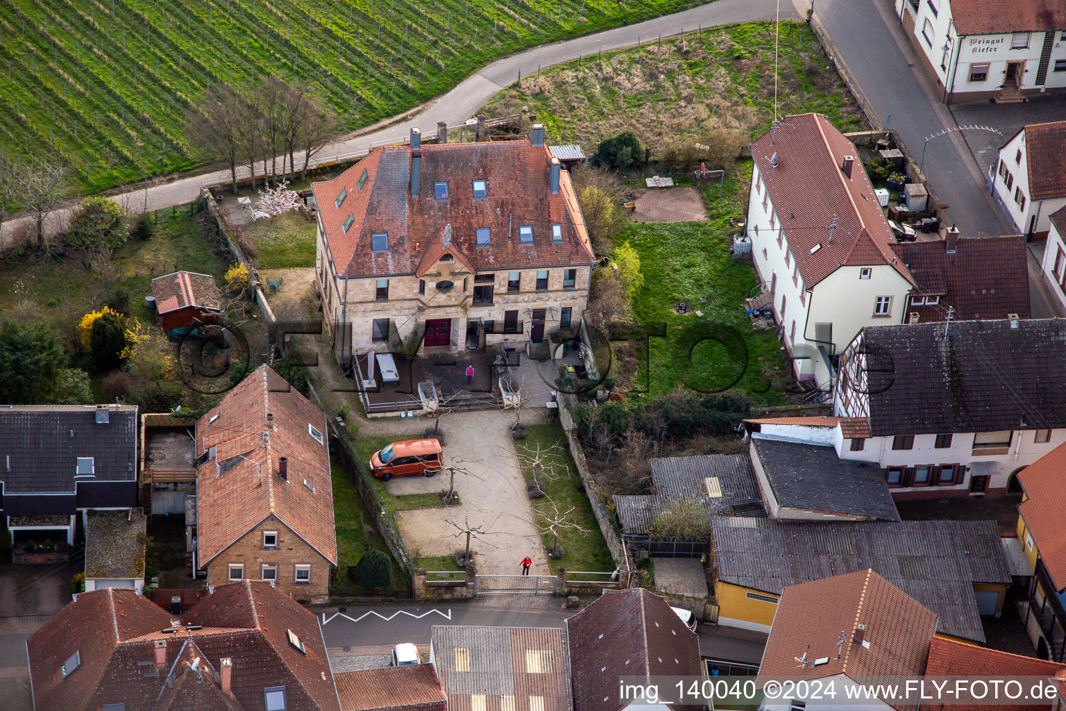 Burrweiler dans le département Rhénanie-Palatinat, Allemagne vu d'un drone