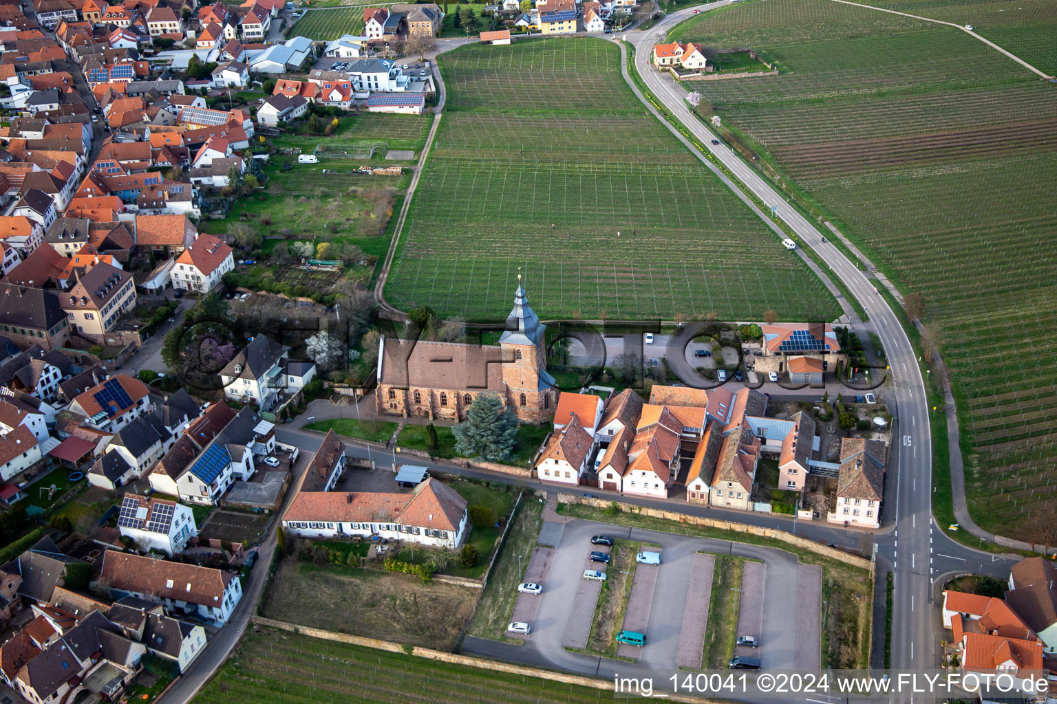 Vue aérienne de La maison du vin - Vinothek Meßmer, Ritterhof zur Rose à l'église paroissiale catholique de la Visitation de Marie à Burrweiler dans le département Rhénanie-Palatinat, Allemagne