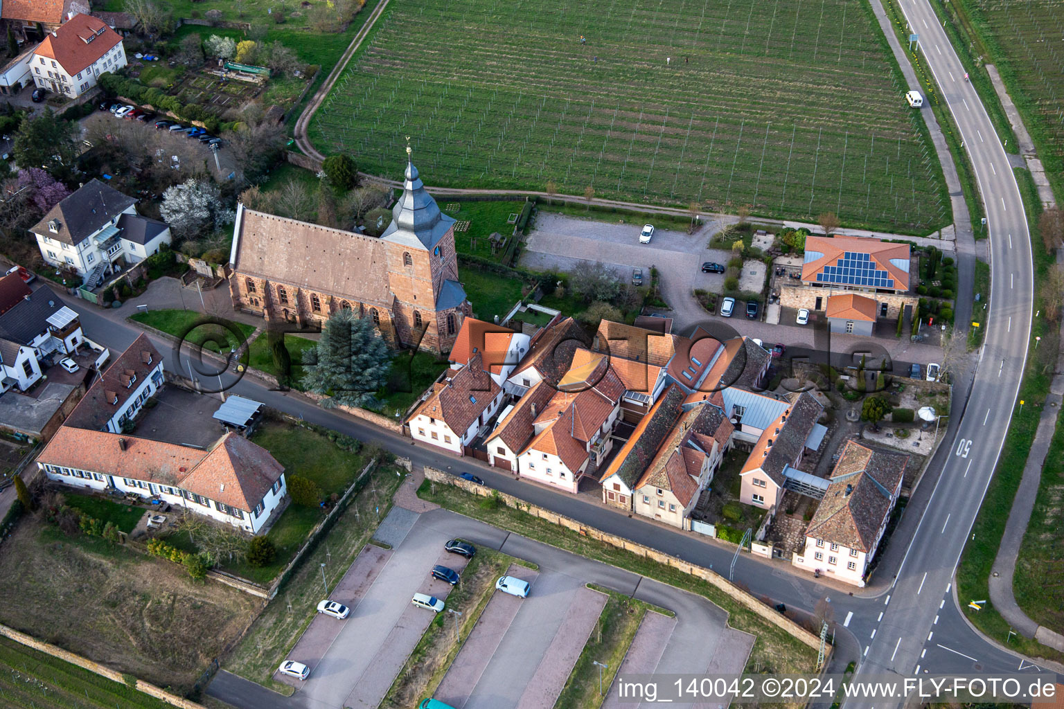 Vue aérienne de La maison du vin - Vinothek Meßmer, Ritterhof zur Rose à l'église paroissiale catholique de la Visitation de Marie à Burrweiler dans le département Rhénanie-Palatinat, Allemagne