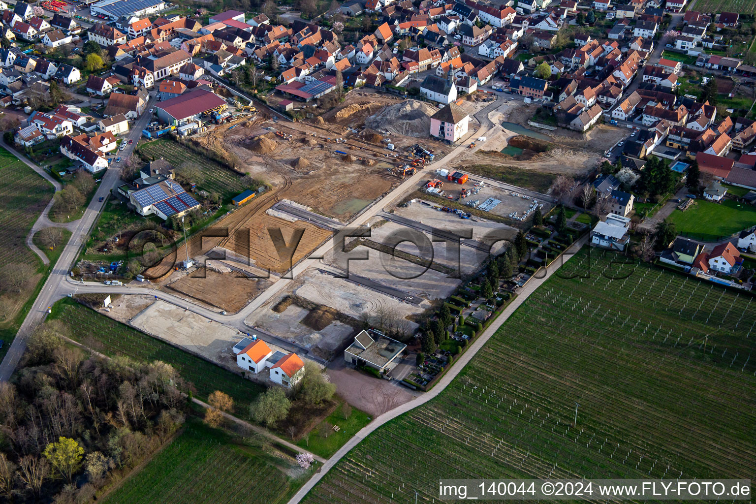 Vue aérienne de Nouvelle zone de développement à l'ancien château et cimetière de Böchinger Böchingen à Böchingen dans le département Rhénanie-Palatinat, Allemagne