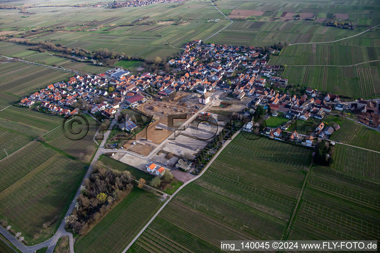 Vue aérienne de Nouvelle zone de développement à l'ancien château et cimetière de Böchinger Böchingen à Böchingen dans le département Rhénanie-Palatinat, Allemagne