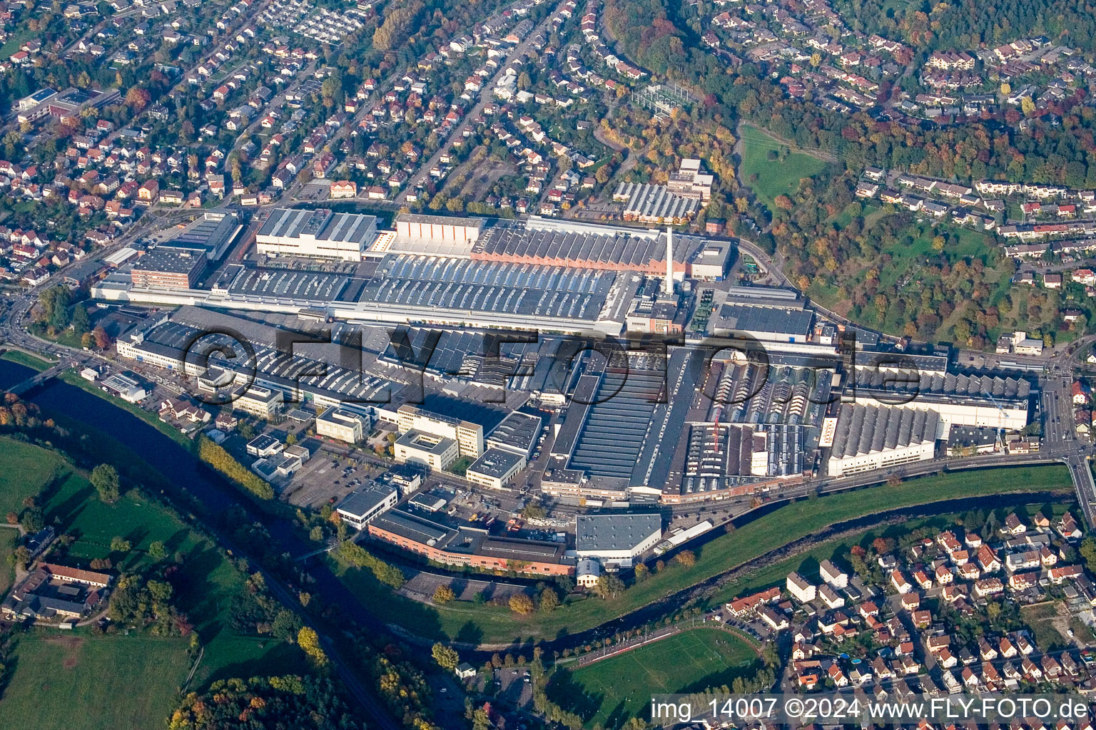 Vue aérienne de Locaux de l'usine Daimler AG Mercedes-Benz Gaggenau à Gaggenau dans le département Bade-Wurtemberg, Allemagne