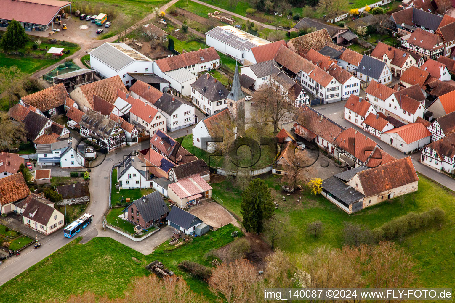 Vue aérienne de Église protestante Klingen à le quartier Klingen in Heuchelheim-Klingen dans le département Rhénanie-Palatinat, Allemagne