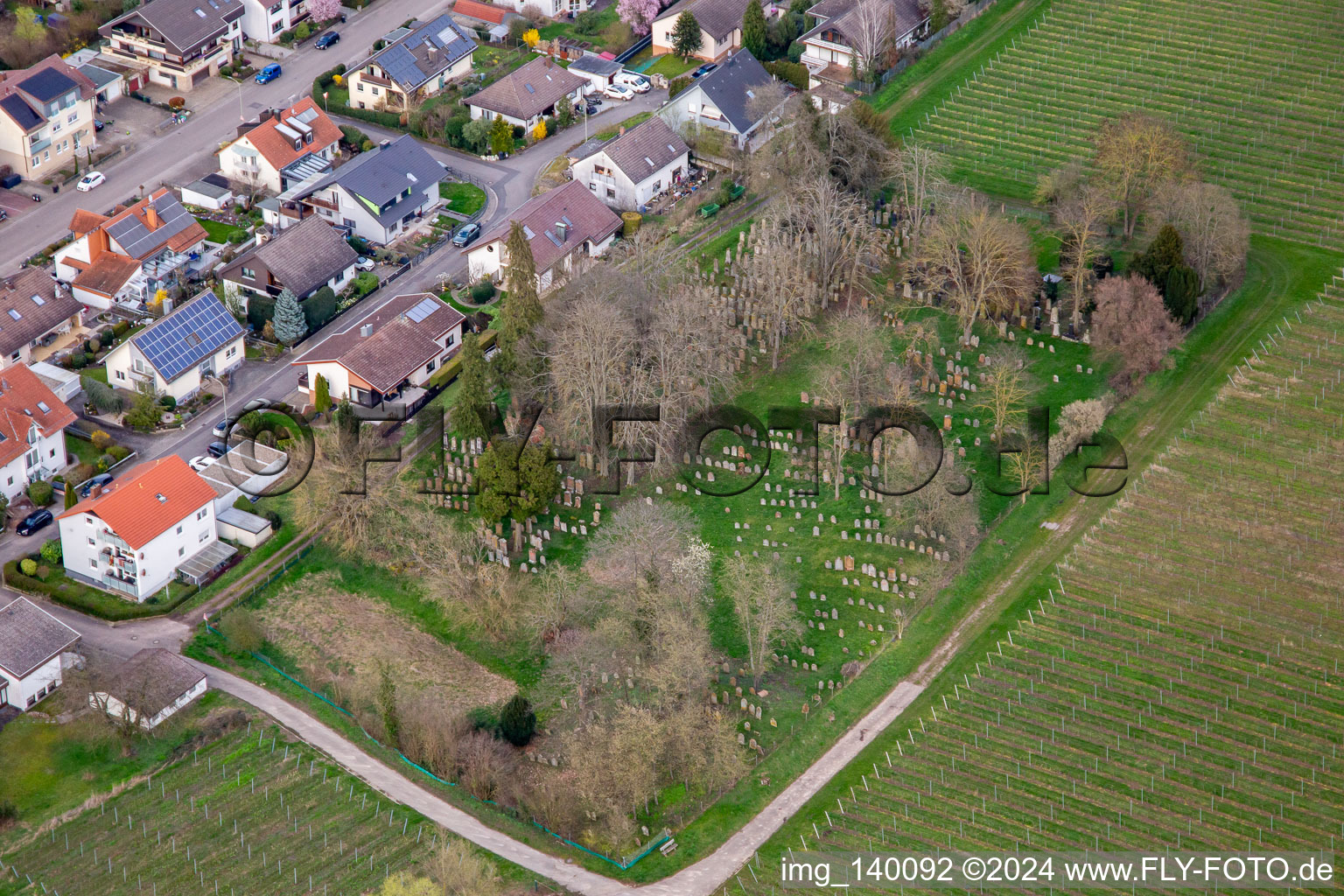 Vue aérienne de Cimetière juif Ingenheim à le quartier Ingenheim in Billigheim-Ingenheim dans le département Rhénanie-Palatinat, Allemagne