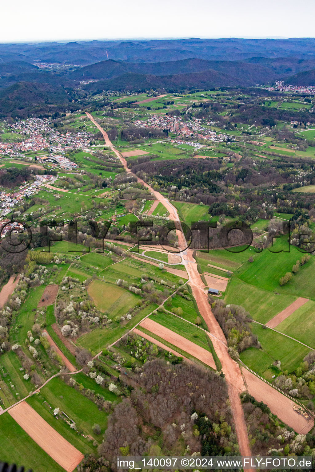 Vue aérienne de Reconstruction du tronçon de 51 km du gazoduc transeuropéen (TENP-I entre les Pays-Bas et la Suisse) entre Mittelbrunn et Klingenmünster à le quartier Gossersweiler in Gossersweiler-Stein dans le département Rhénanie-Palatinat, Allemagne