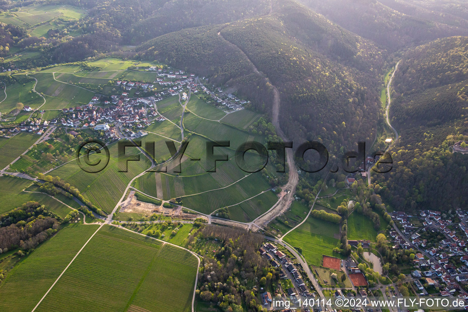 Vue aérienne de Chemin à travers la forêt du Palatinat pour reconstruire le tronçon de 51 km du gazoduc transeuropéen (TENP-III des Pays-Bas à la Suisse) entre Mittelbrunn et Klingenmünster à le quartier Gleiszellen in Gleiszellen-Gleishorbach dans le département Rhénanie-Palatinat, Allemagne