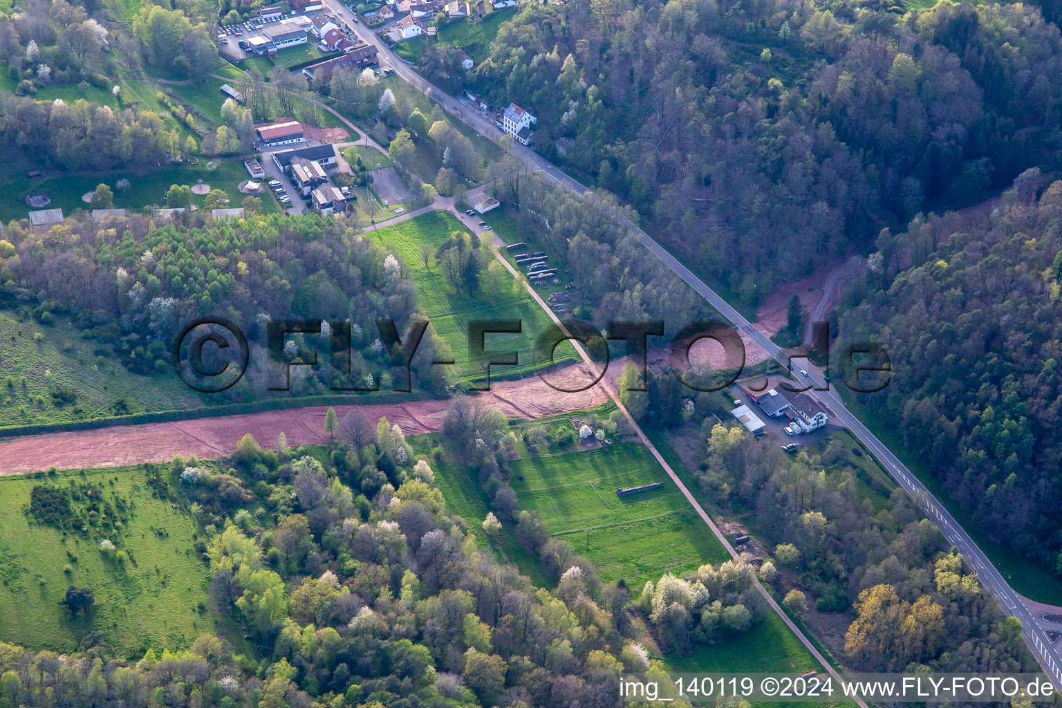 Vue aérienne de Chemin à travers la forêt du Palatinat pour reconstruire le tronçon de 51 km du gazoduc transeuropéen (TENP-III des Pays-Bas à la Suisse) entre Mittelbrunn et Klingenmünster à Silz dans le département Rhénanie-Palatinat, Allemagne