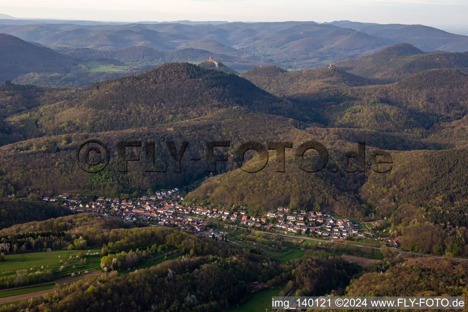 Vue aérienne de Du sud-ouest à Waldrohrbach dans le département Rhénanie-Palatinat, Allemagne