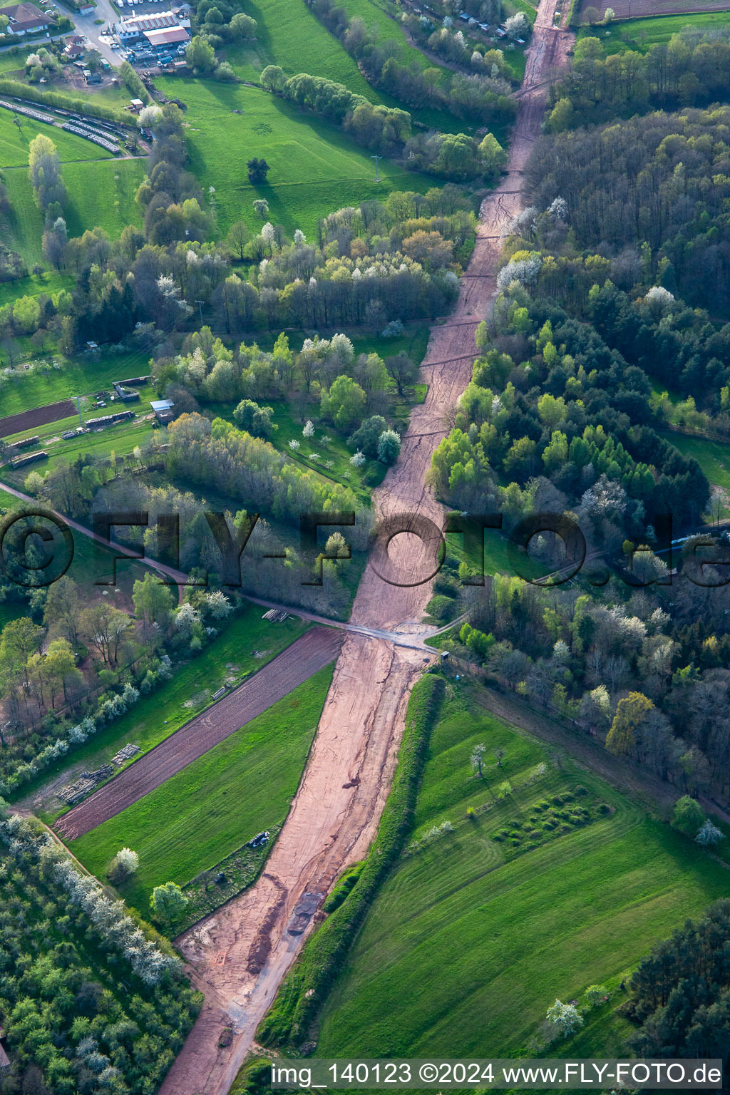 Vue aérienne de Chemin à travers la forêt du Palatinat pour reconstruire le tronçon de 51 km du gazoduc transeuropéen (TENP-III des Pays-Bas à la Suisse) entre Mittelbrunn et Klingenmünster à le quartier Gossersweiler in Gossersweiler-Stein dans le département Rhénanie-Palatinat, Allemagne