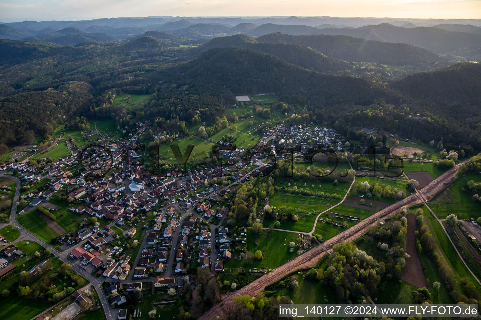 Vue aérienne de Chemin à travers la forêt du Palatinat pour reconstruire le tronçon de 51 km du gazoduc transeuropéen (TENP-III des Pays-Bas à la Suisse) entre Mittelbrunn et Klingenmünster à le quartier Gossersweiler in Gossersweiler-Stein dans le département Rhénanie-Palatinat, Allemagne