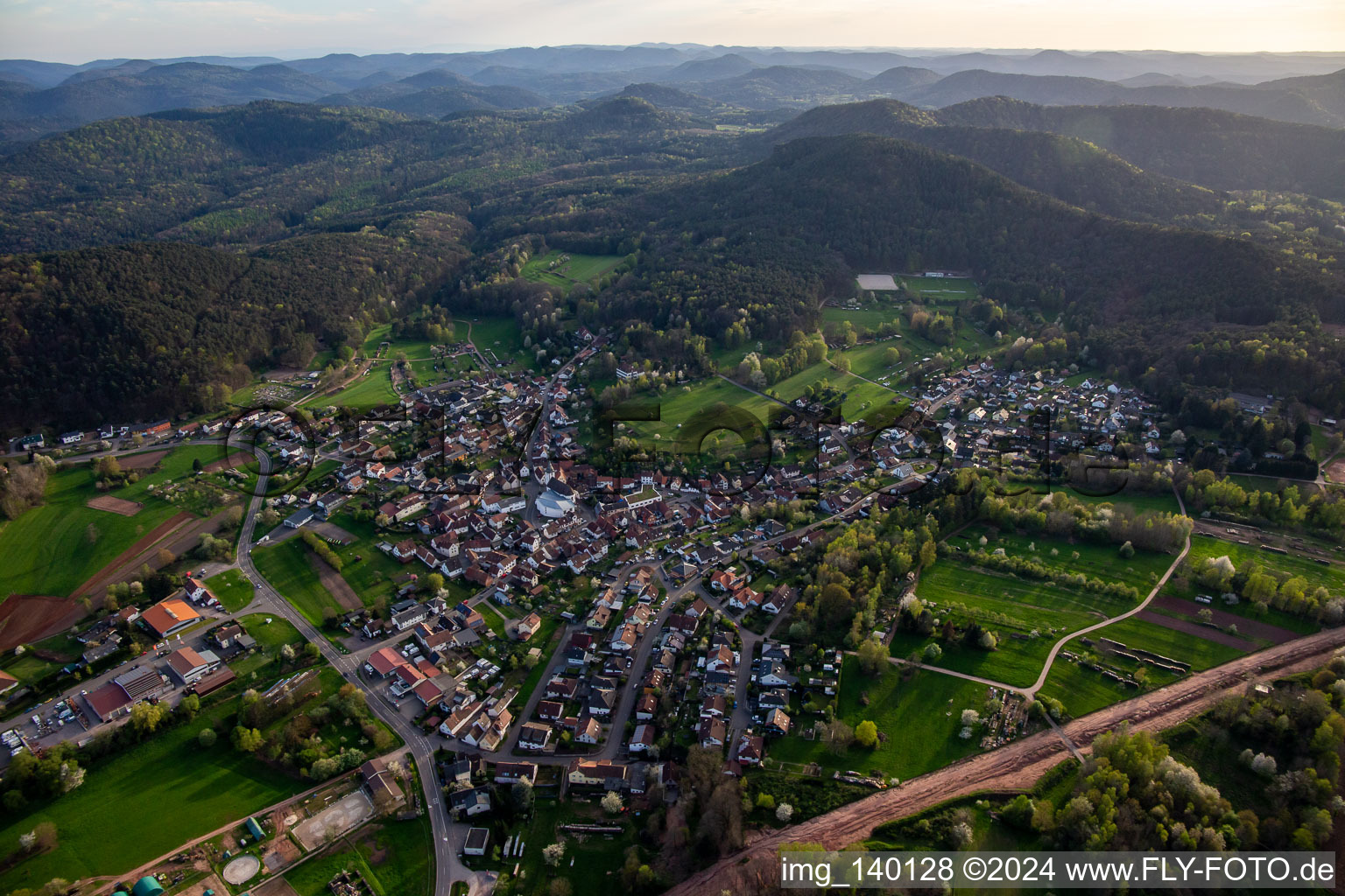 Quartier Gossersweiler in Gossersweiler-Stein dans le département Rhénanie-Palatinat, Allemagne du point de vue du drone