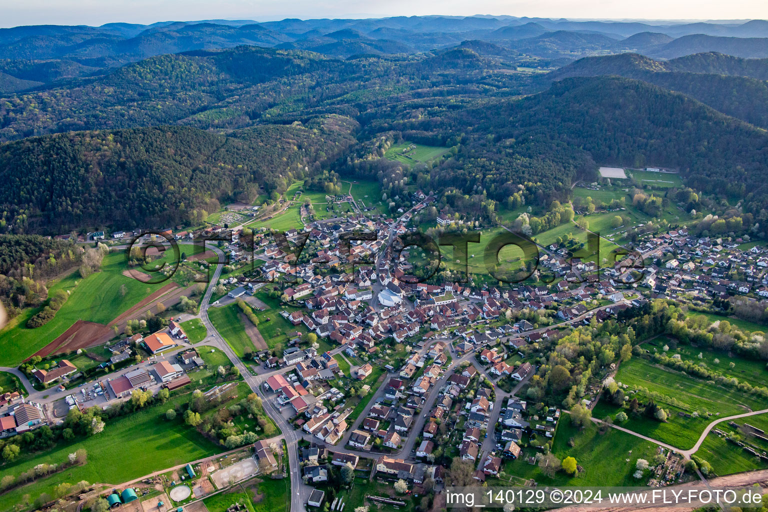 Quartier Gossersweiler in Gossersweiler-Stein dans le département Rhénanie-Palatinat, Allemagne d'un drone