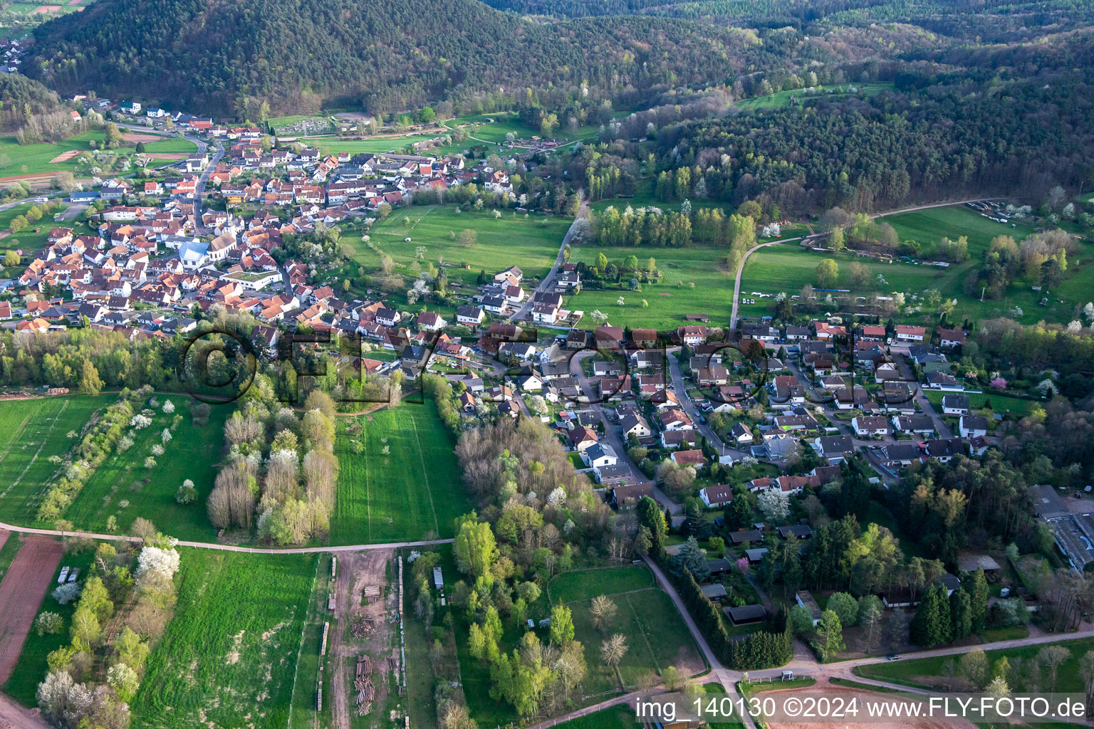 Quartier Gossersweiler in Gossersweiler-Stein dans le département Rhénanie-Palatinat, Allemagne vu d'un drone