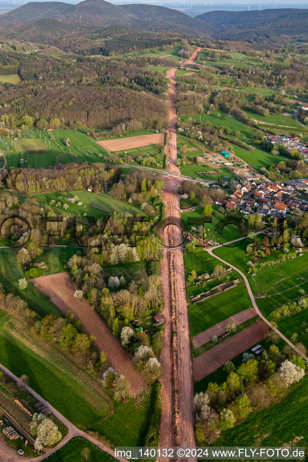 Photographie aérienne de Chemin à travers la forêt du Palatinat pour reconstruire le tronçon de 51 km du gazoduc transeuropéen (TENP-III des Pays-Bas à la Suisse) entre Mittelbrunn et Klingenmünster à le quartier Gossersweiler in Gossersweiler-Stein dans le département Rhénanie-Palatinat, Allemagne