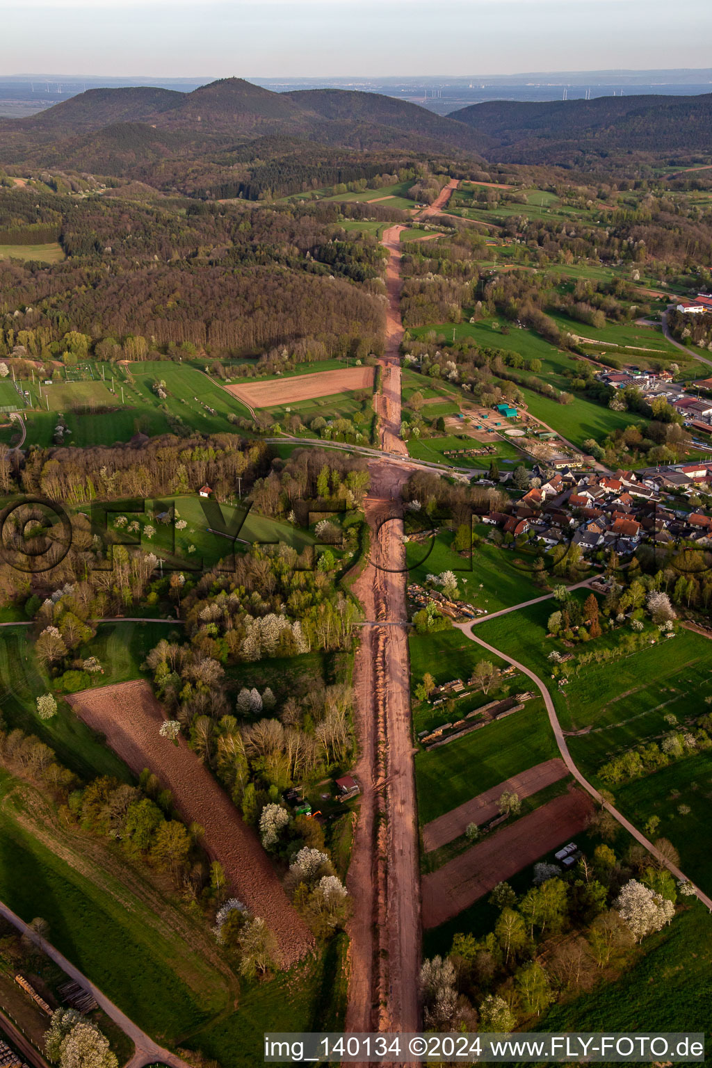 Vue oblique de Chemin à travers la forêt du Palatinat pour reconstruire le tronçon de 51 km du gazoduc transeuropéen (TENP-III des Pays-Bas à la Suisse) entre Mittelbrunn et Klingenmünster à le quartier Gossersweiler in Gossersweiler-Stein dans le département Rhénanie-Palatinat, Allemagne
