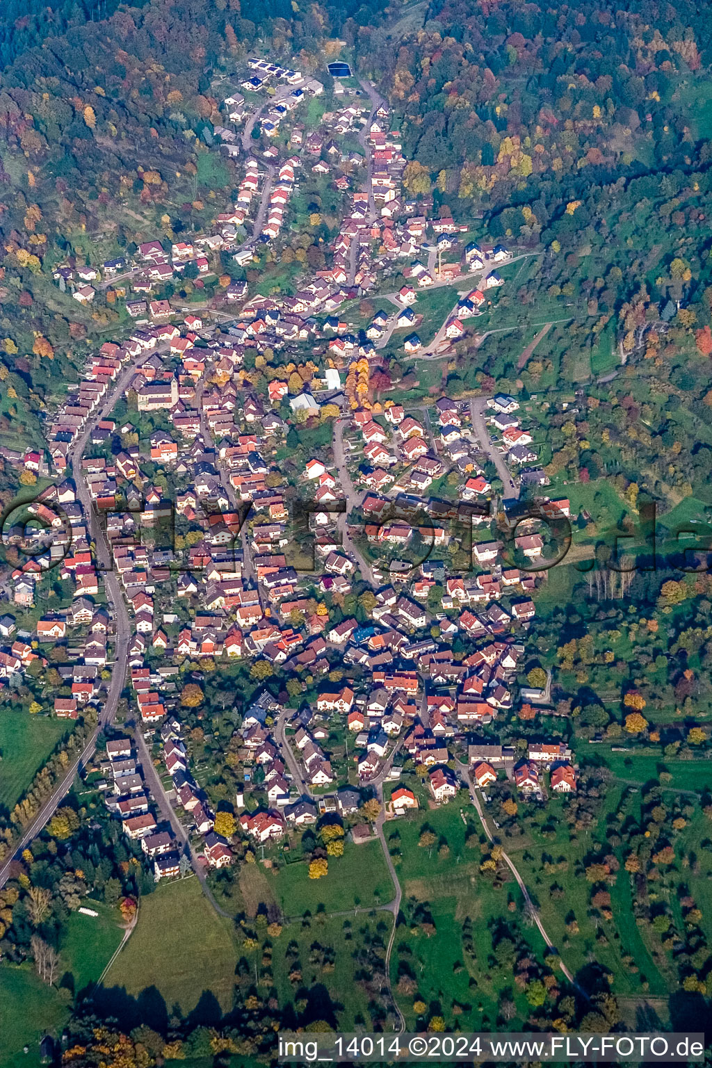 Vue aérienne de Vue sur le village à le quartier Sulzbach in Gaggenau dans le département Bade-Wurtemberg, Allemagne