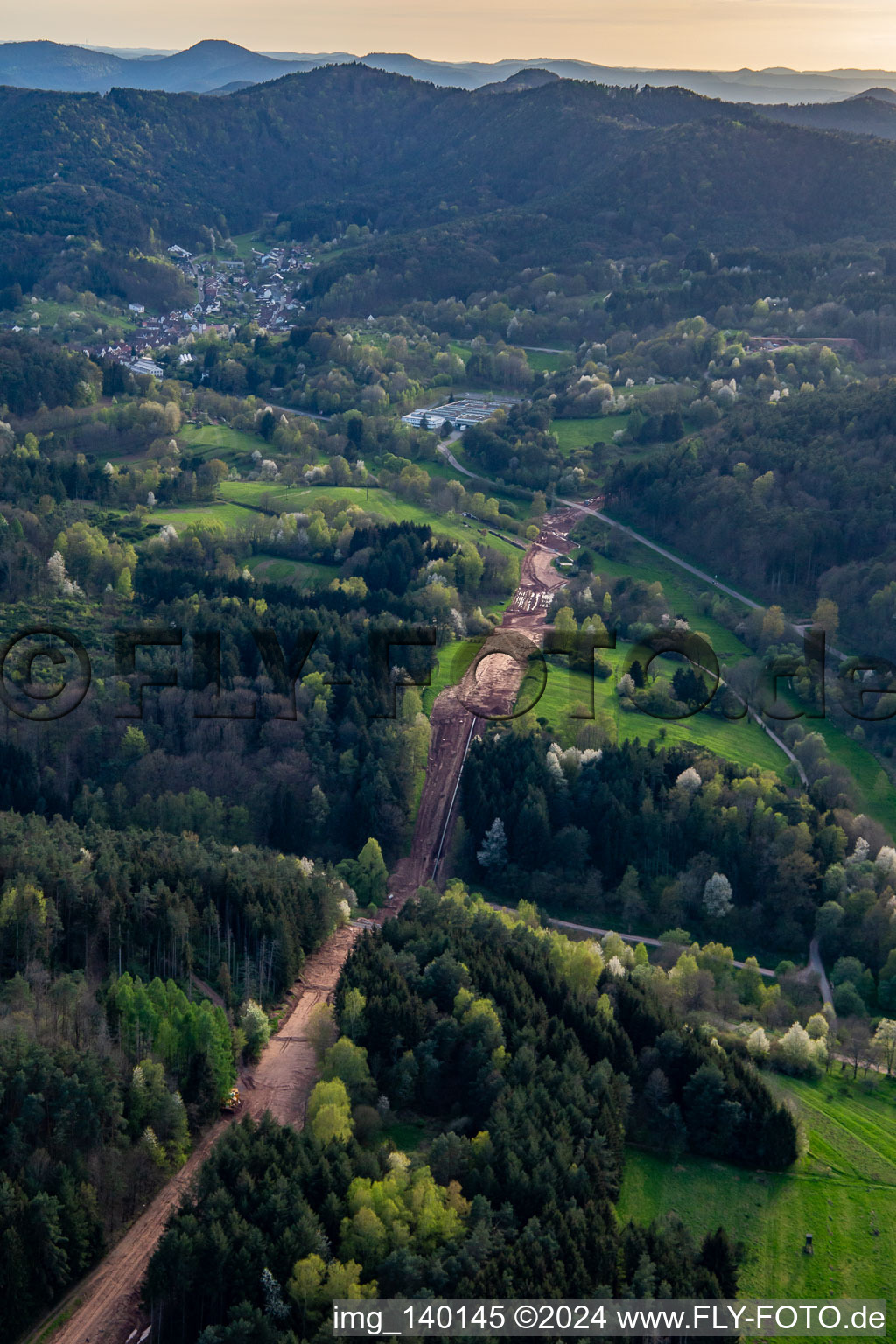 Vue aérienne de Chemin à travers la forêt du Palatinat pour reconstruire le tronçon de 51 km du gazoduc transeuropéen (TENP-III des Pays-Bas à la Suisse) entre Mittelbrunn et Klingenmünster à Schwanheim dans le département Rhénanie-Palatinat, Allemagne