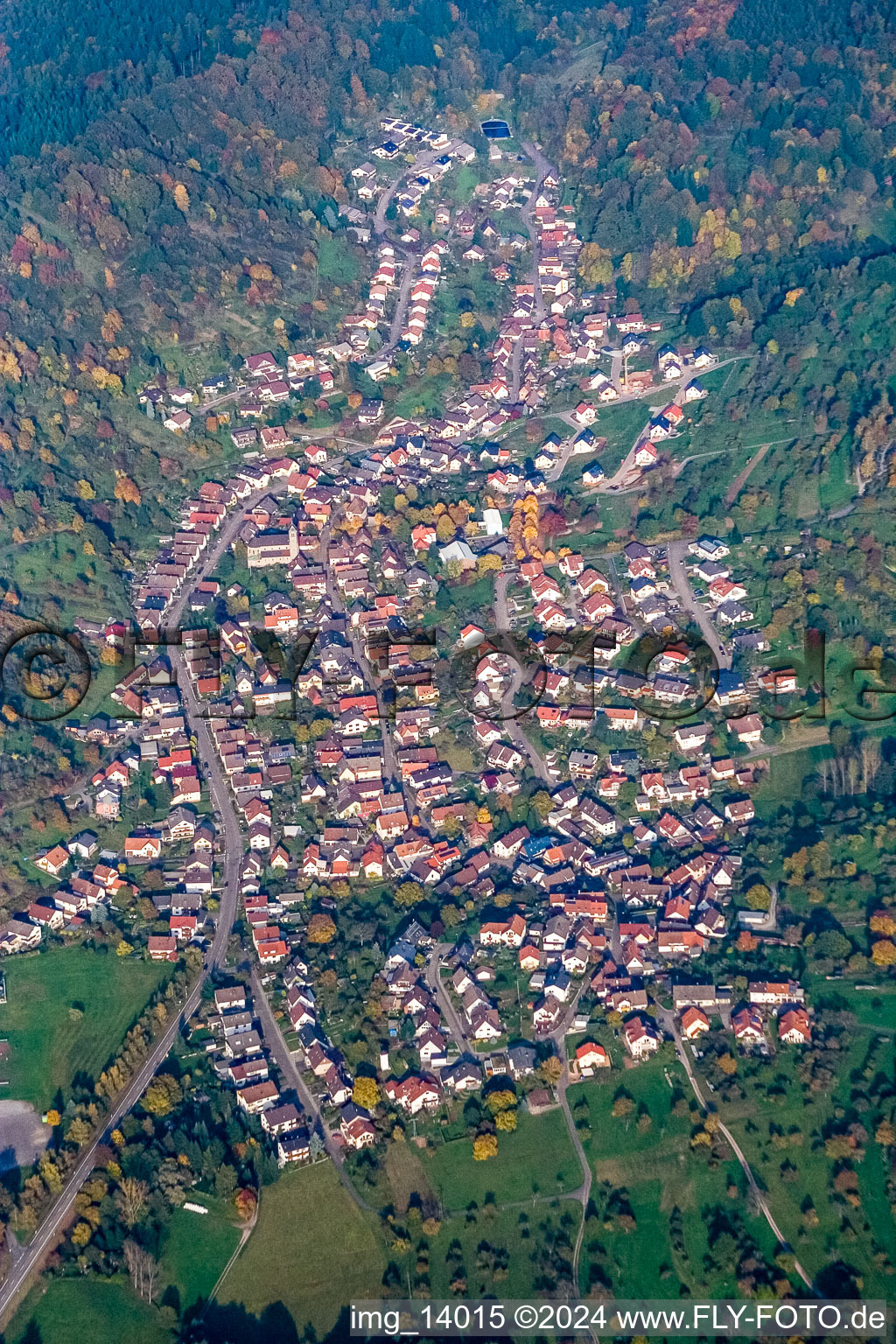 Vue aérienne de Vue sur le village à le quartier Sulzbach in Gaggenau dans le département Bade-Wurtemberg, Allemagne