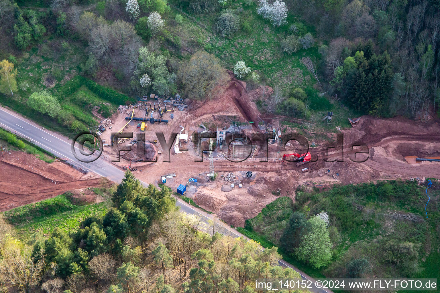 Photographie aérienne de Chemin à travers la forêt du Palatinat pour reconstruire le tronçon de 51 km du gazoduc transeuropéen (TENP-III des Pays-Bas à la Suisse) entre Mittelbrunn et Klingenmünster à Schwanheim dans le département Rhénanie-Palatinat, Allemagne