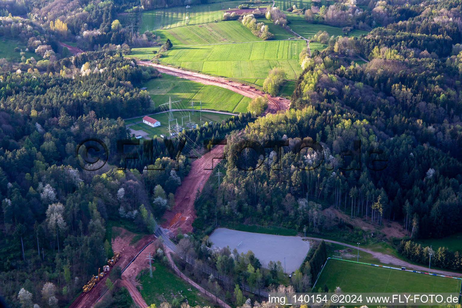 Chemin à travers la forêt du Palatinat pour reconstruire le tronçon de 51 km du gazoduc transeuropéen (TENP-III des Pays-Bas à la Suisse) entre Mittelbrunn et Klingenmünster à Schwanheim dans le département Rhénanie-Palatinat, Allemagne d'en haut