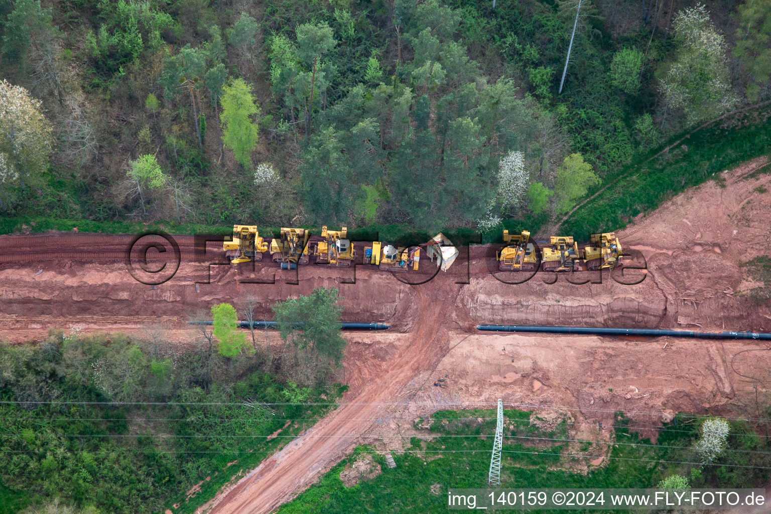 Chemin à travers la forêt du Palatinat pour reconstruire le tronçon de 51 km du gazoduc transeuropéen (TENP-III des Pays-Bas à la Suisse) entre Mittelbrunn et Klingenmünster à Schwanheim dans le département Rhénanie-Palatinat, Allemagne hors des airs