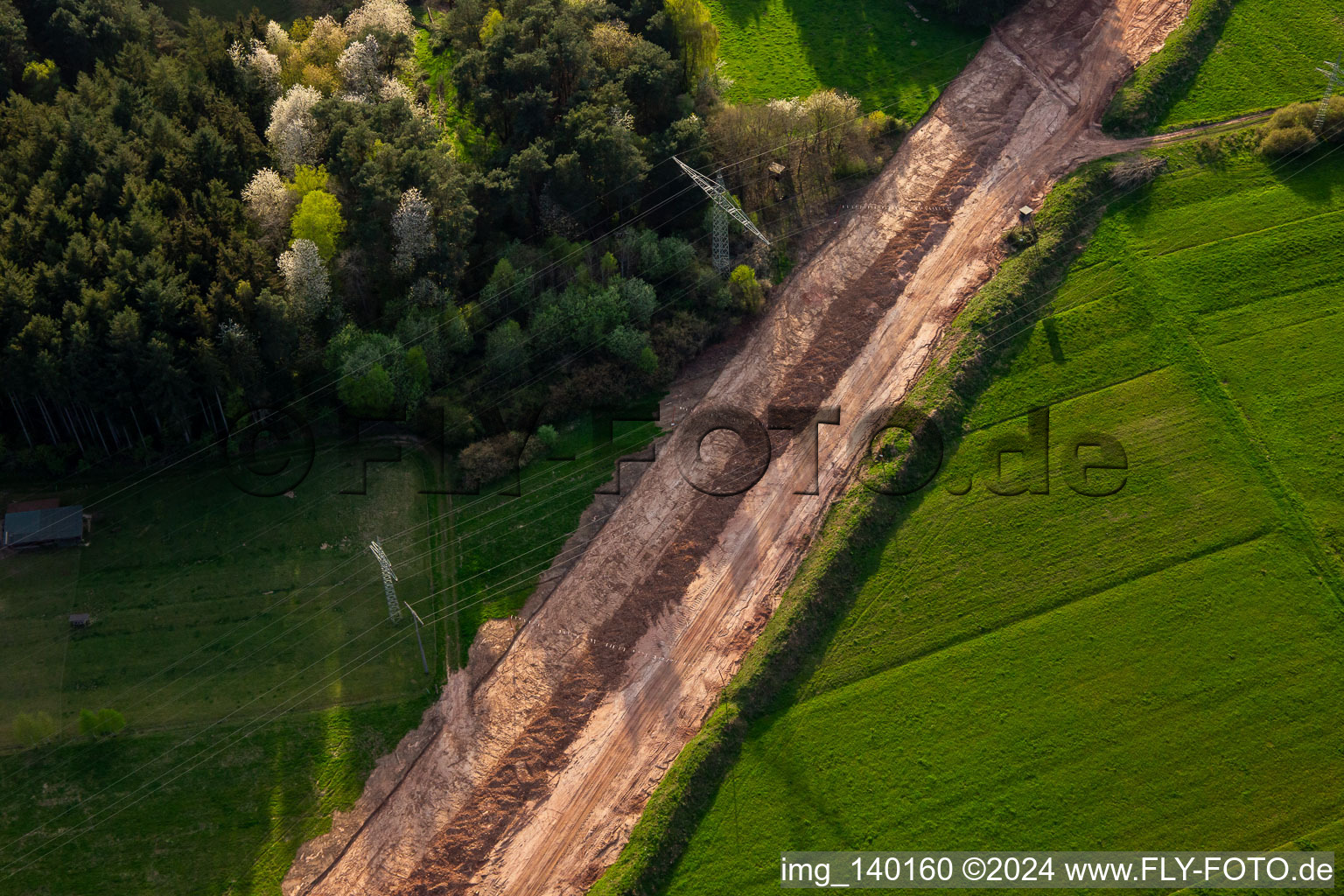 Vue aérienne de Chemin à travers la forêt du Palatinat pour reconstruire le tronçon de 51 km du gazoduc transeuropéen (TENP-III des Pays-Bas à la Suisse) entre Mittelbrunn et Klingenmünster à Spirkelbach dans le département Rhénanie-Palatinat, Allemagne