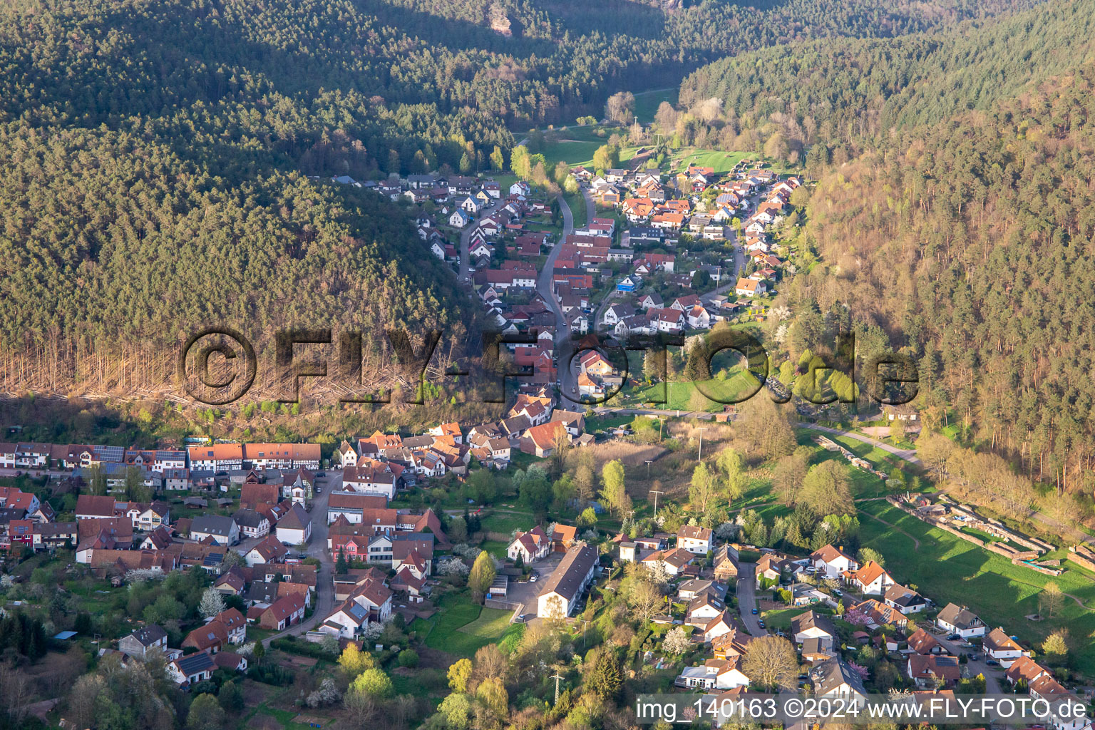 Vue aérienne de Rue Haupt à Spirkelbach dans le département Rhénanie-Palatinat, Allemagne