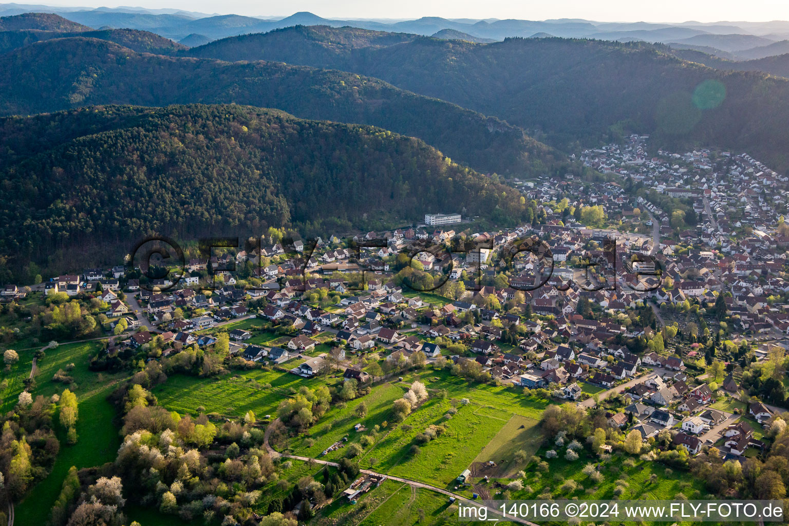 Vue aérienne de Du nord-est à Hauenstein dans le département Rhénanie-Palatinat, Allemagne