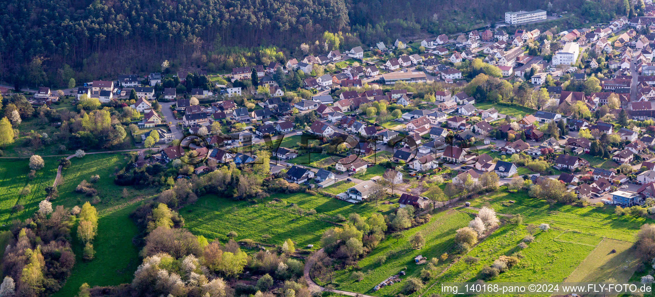 Vue aérienne de Du nord-est à Hauenstein dans le département Rhénanie-Palatinat, Allemagne