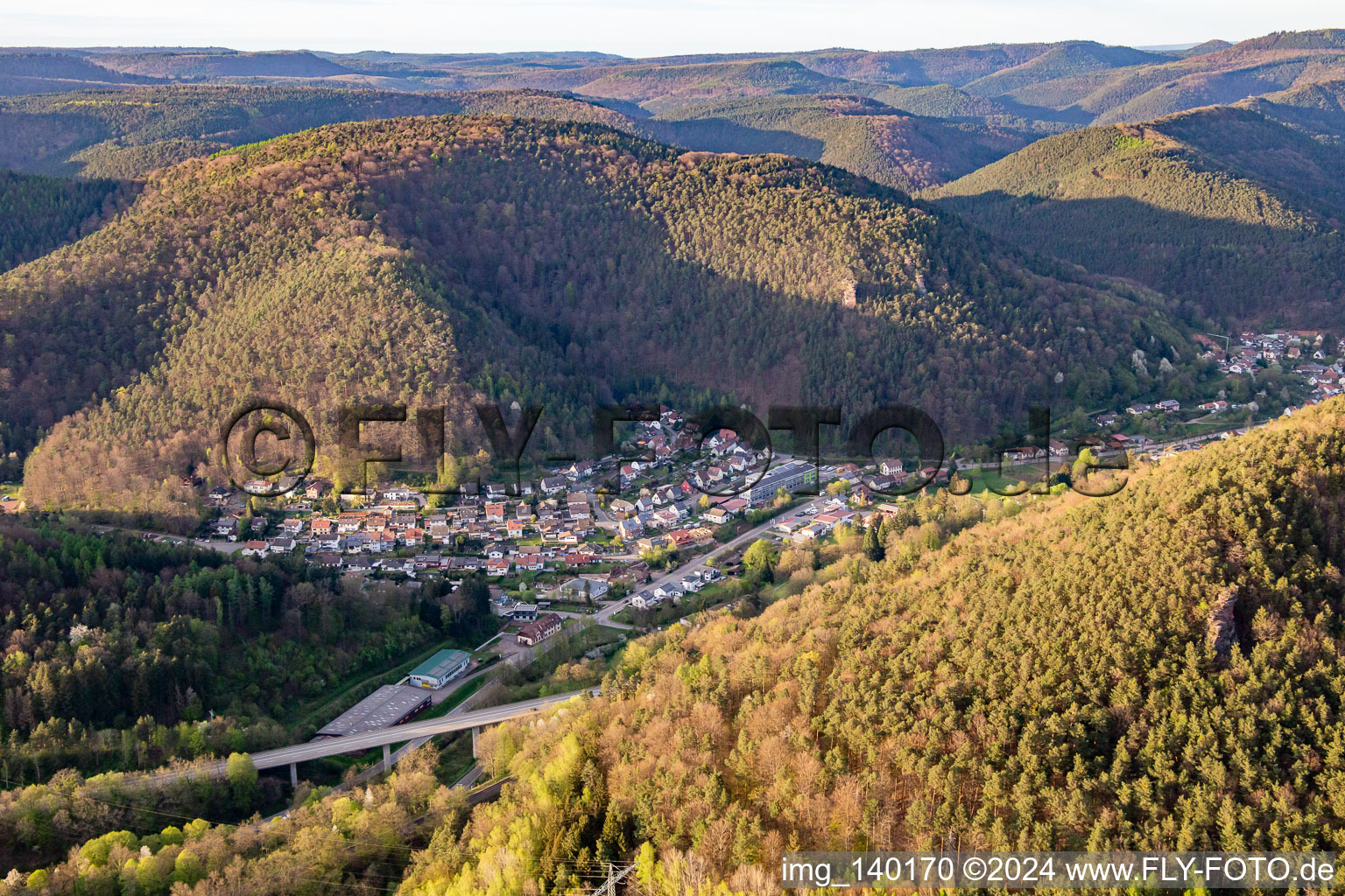 Vue aérienne de Burgstr. à Wilgartswiesen dans le département Rhénanie-Palatinat, Allemagne