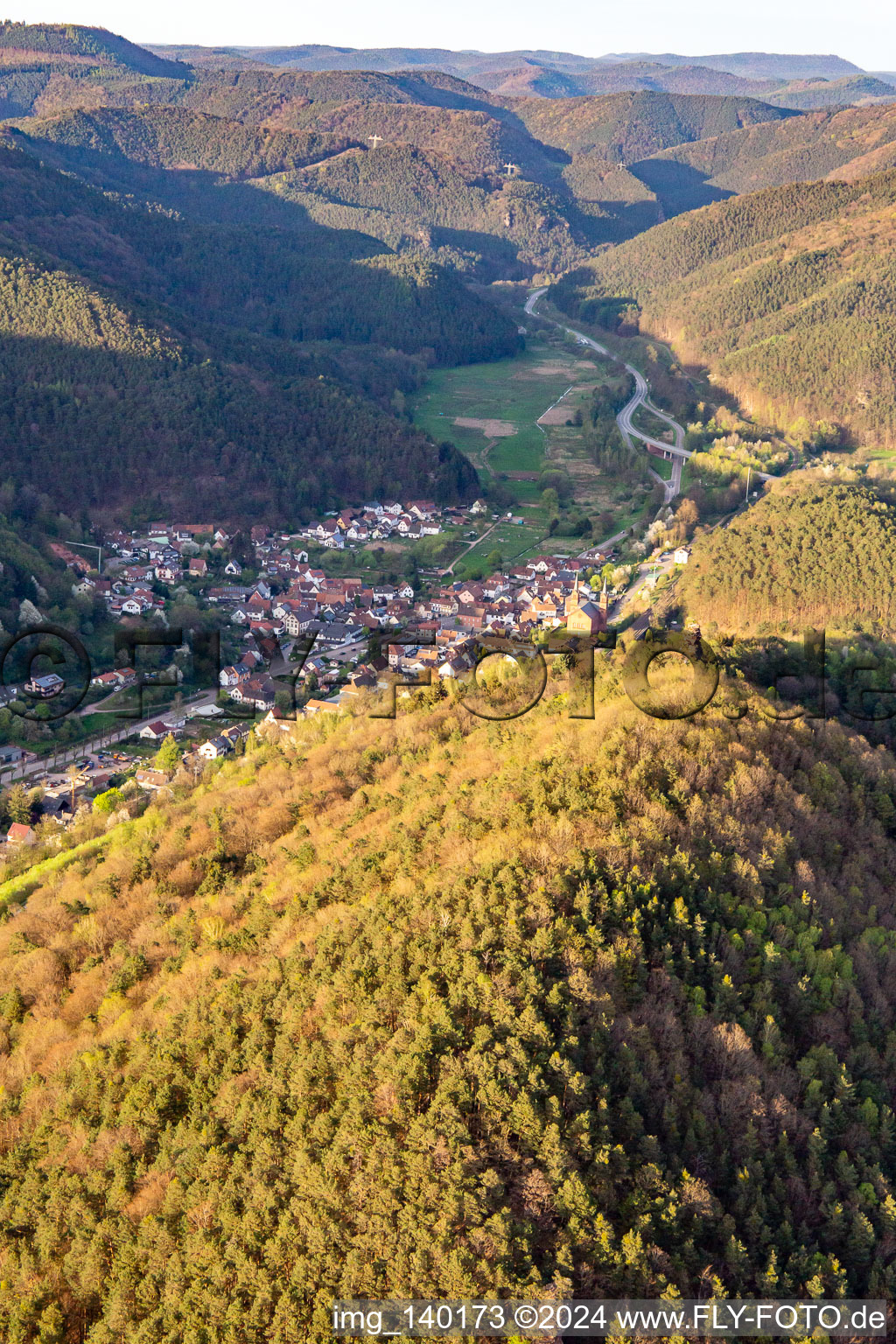 Vue aérienne de Queichtal à Wilgartswiesen dans le département Rhénanie-Palatinat, Allemagne