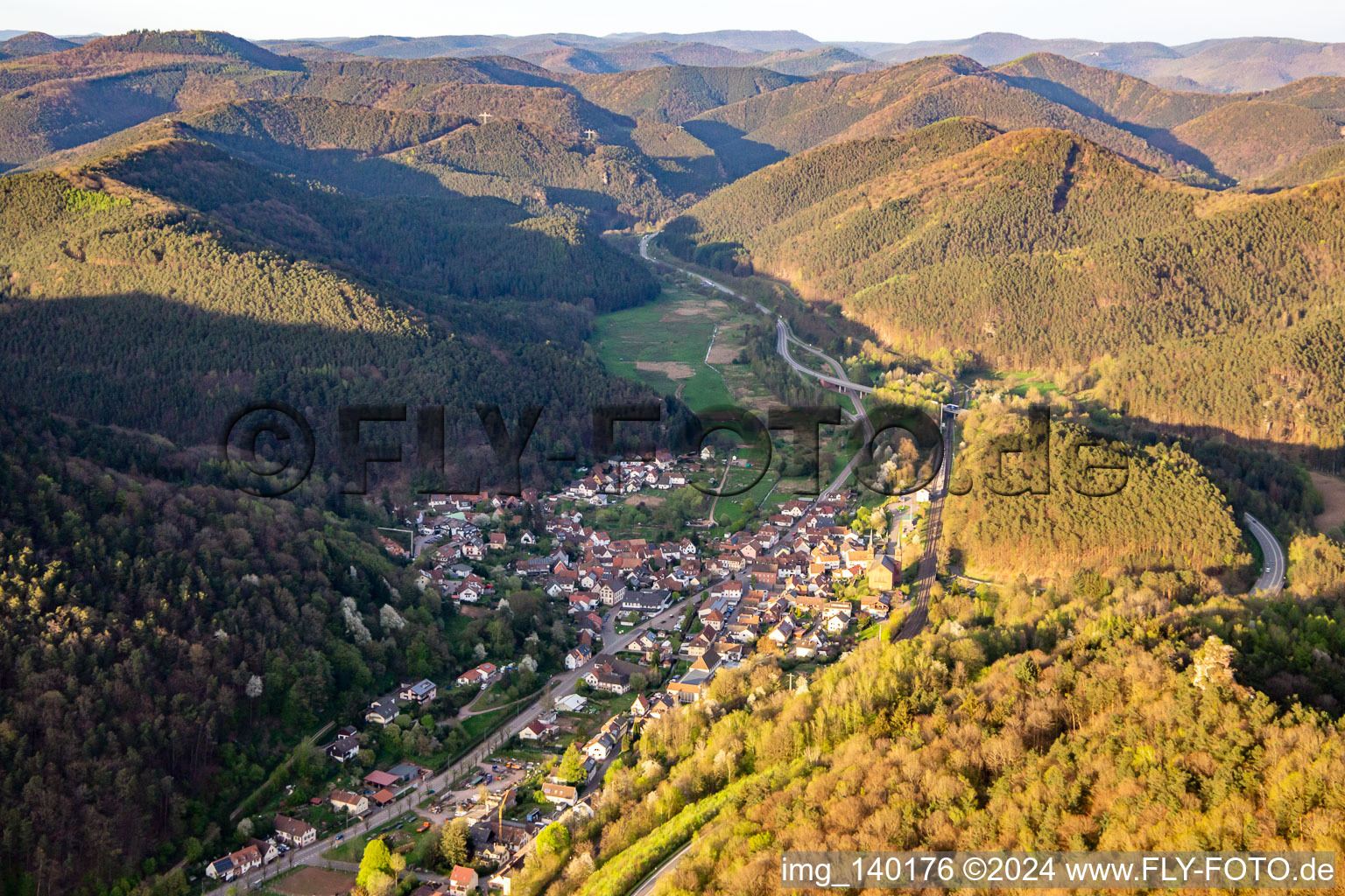 Photographie aérienne de Wilgartswiesen dans le département Rhénanie-Palatinat, Allemagne