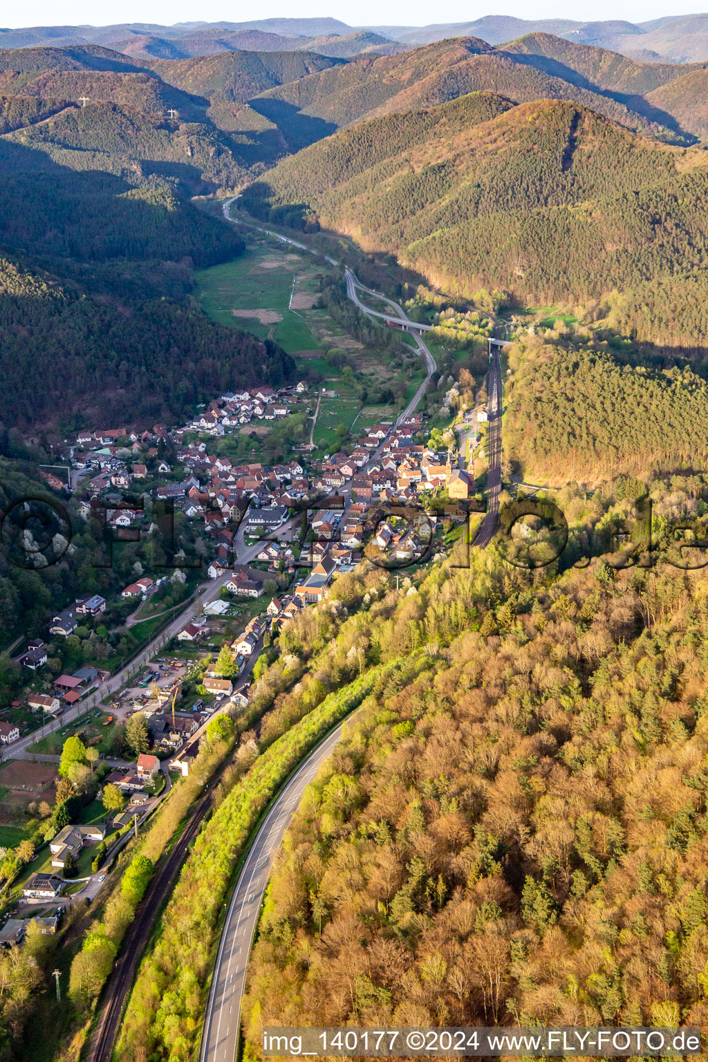 Vue oblique de Wilgartswiesen dans le département Rhénanie-Palatinat, Allemagne