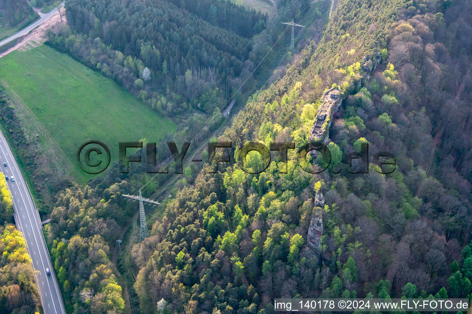 Vue aérienne de Ruines du château de Falkenburg à Wilgartswiesen dans le département Rhénanie-Palatinat, Allemagne