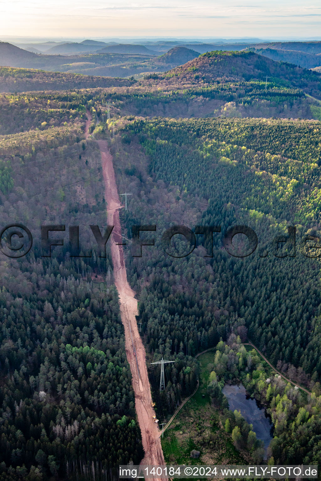 Vue aérienne de Chemin à travers la forêt du Palatinat pour reconstruire le tronçon de 51 km du gazoduc transeuropéen (TENP-III des Pays-Bas à la Suisse) entre Mittelbrunn et Klingenmünster à Wilgartswiesen dans le département Rhénanie-Palatinat, Allemagne