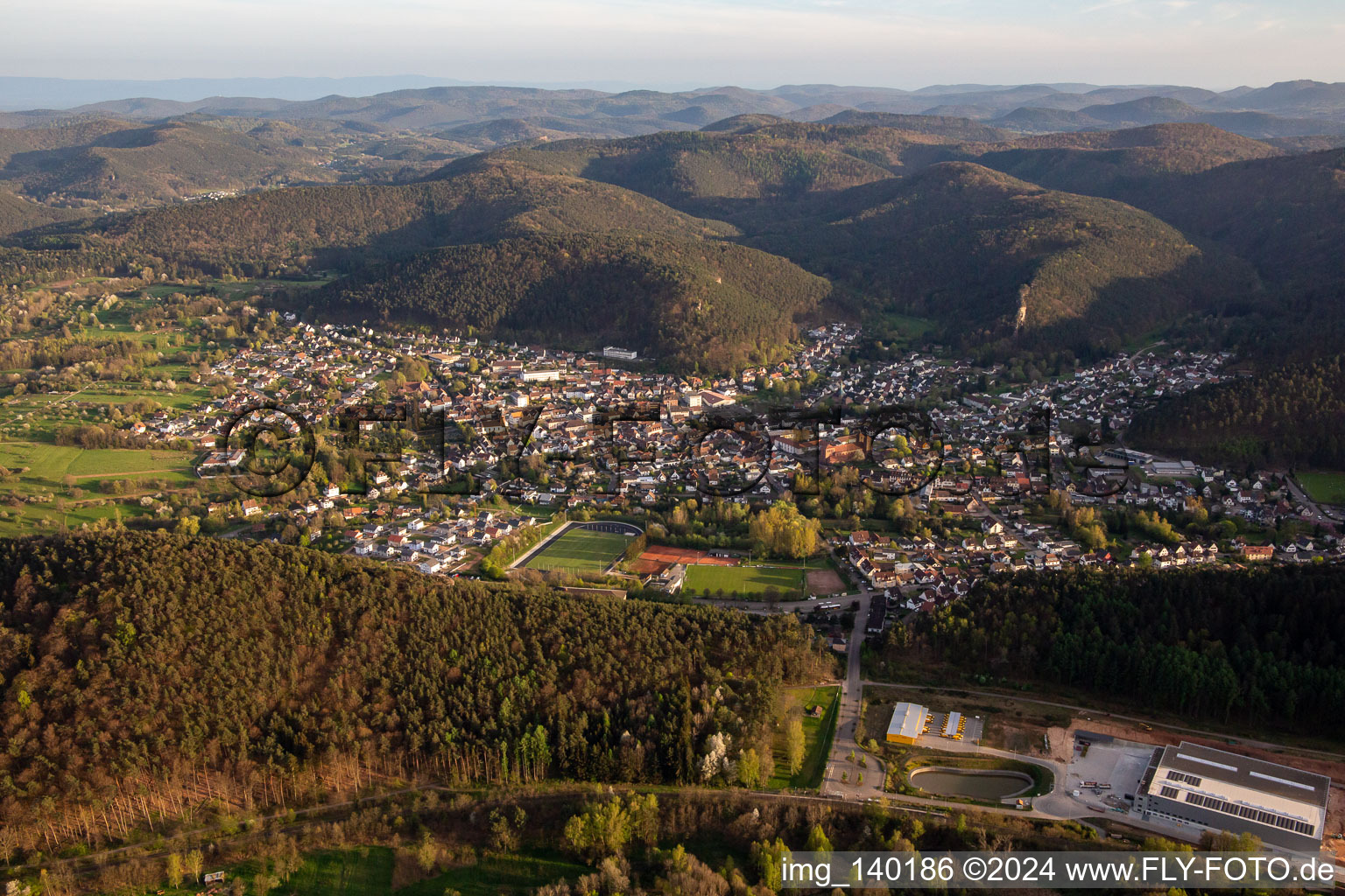 Vue aérienne de Du nord à Hauenstein dans le département Rhénanie-Palatinat, Allemagne