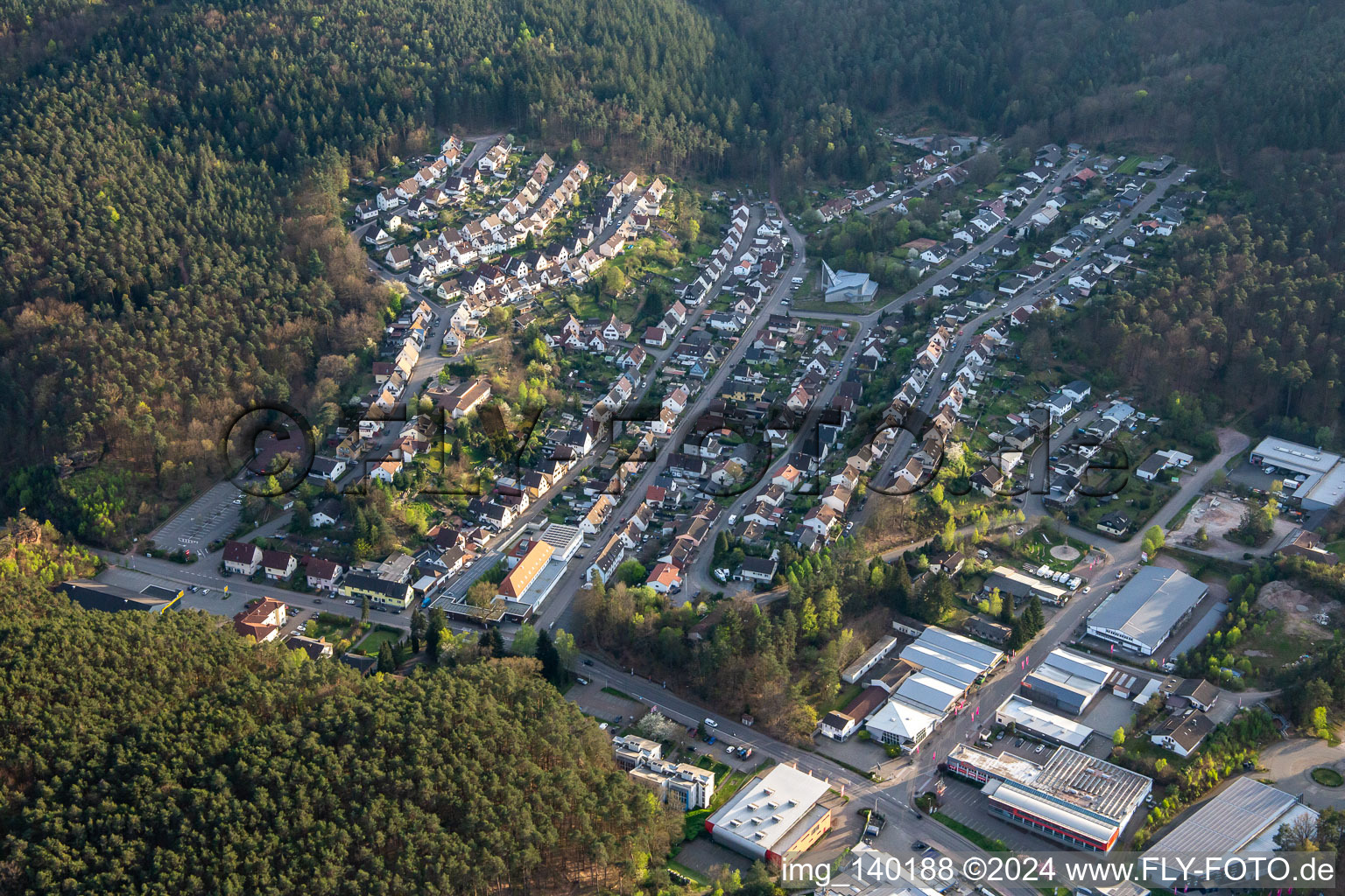 Vue aérienne de Waldenburgerstr. à Hauenstein dans le département Rhénanie-Palatinat, Allemagne