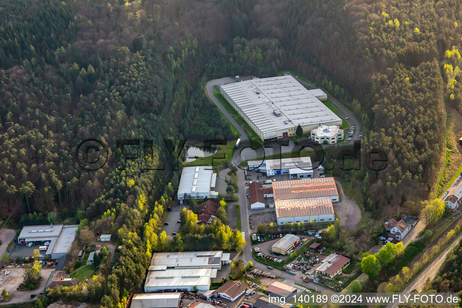 Vue aérienne de Schuhmacher Emballage GmbH à Hauenstein dans le département Rhénanie-Palatinat, Allemagne