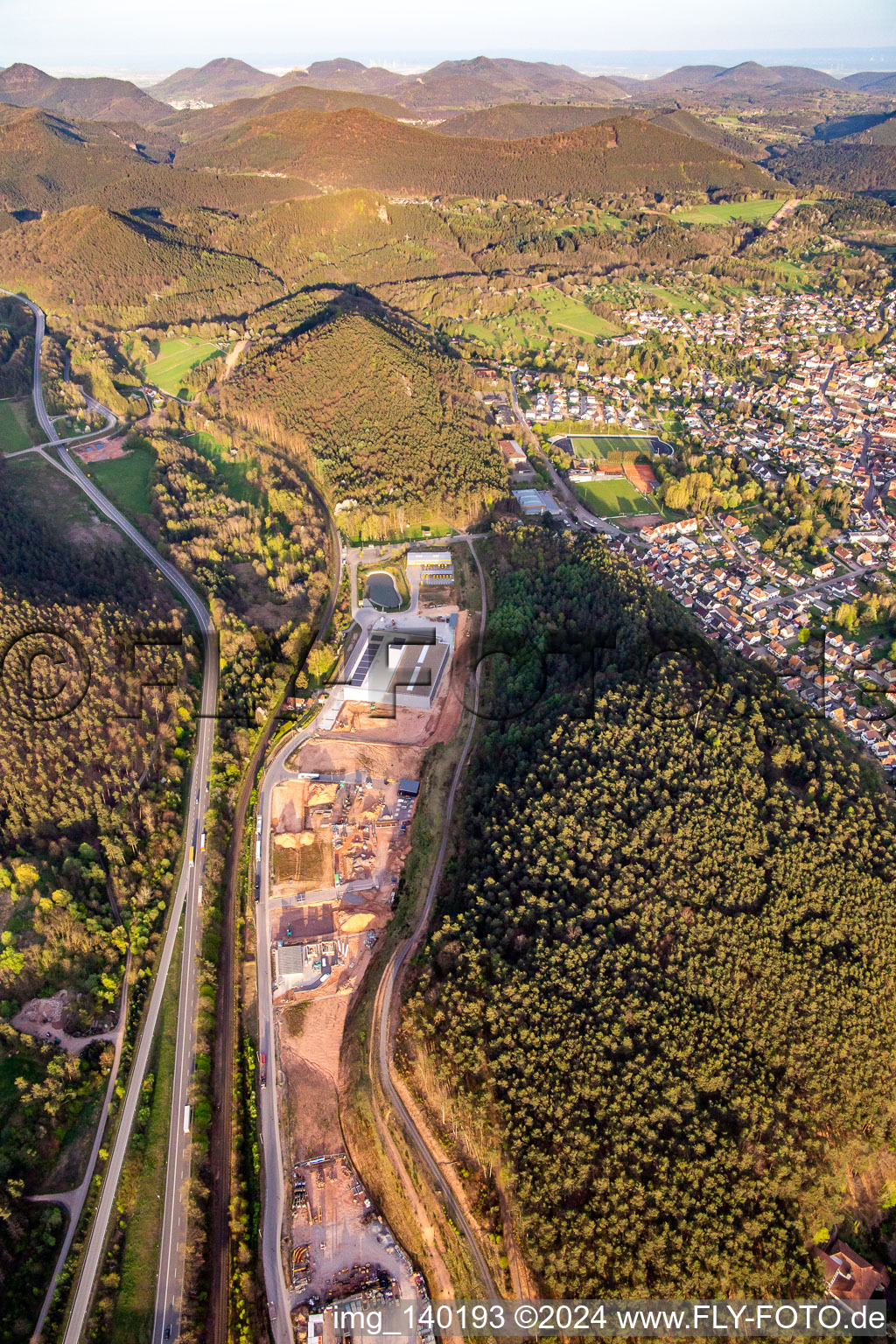 Vue oblique de Zone industrielle de Neufeld à Wilgartswiesen dans le département Rhénanie-Palatinat, Allemagne