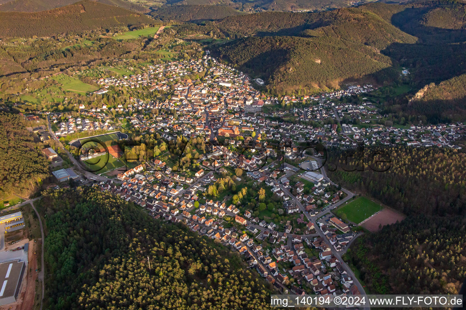 Vue aérienne de Du nord-ouest à Hauenstein dans le département Rhénanie-Palatinat, Allemagne