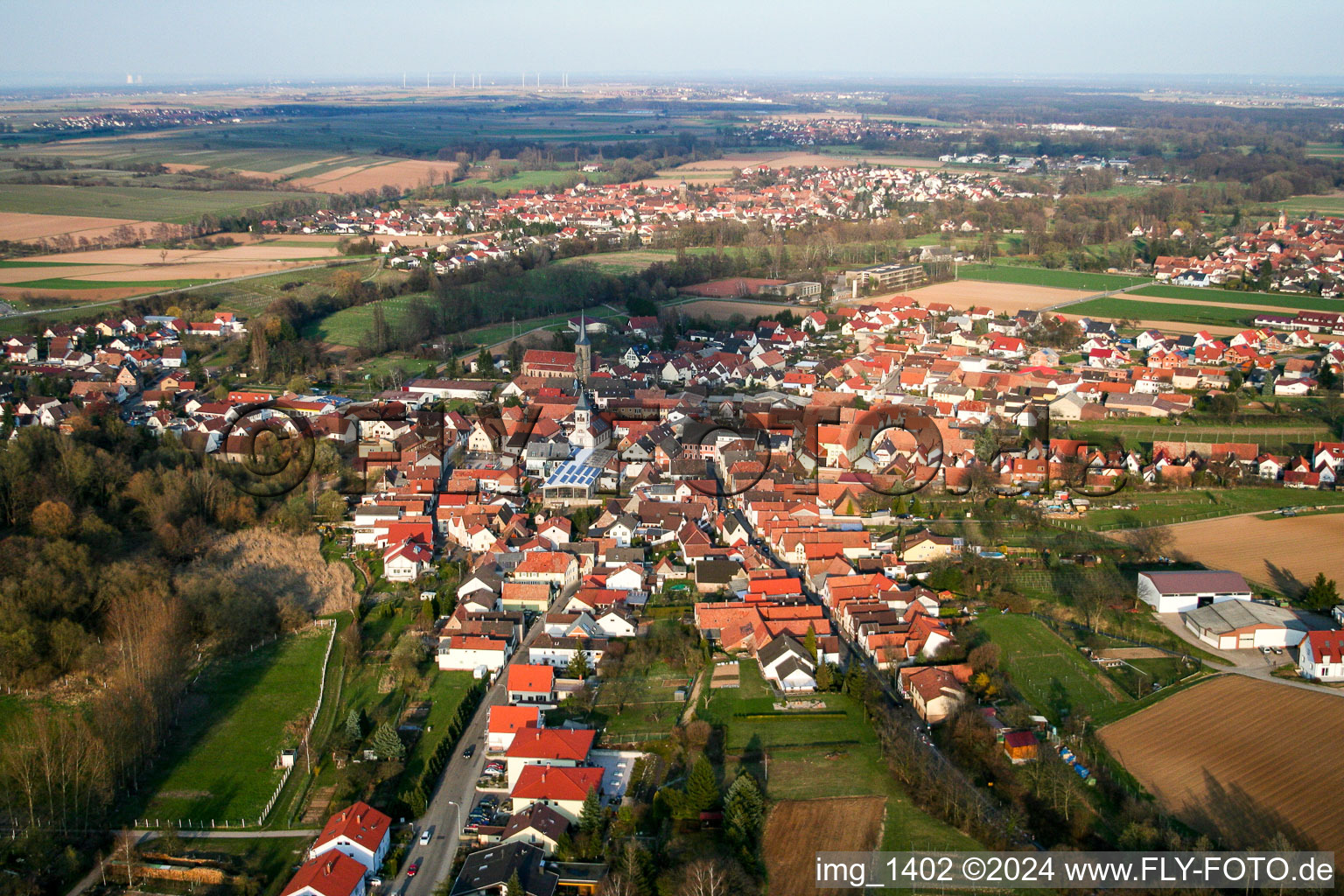Vue aérienne de Champs agricoles et surfaces utilisables à le quartier Ingenheim in Billigheim-Ingenheim dans le département Rhénanie-Palatinat, Allemagne