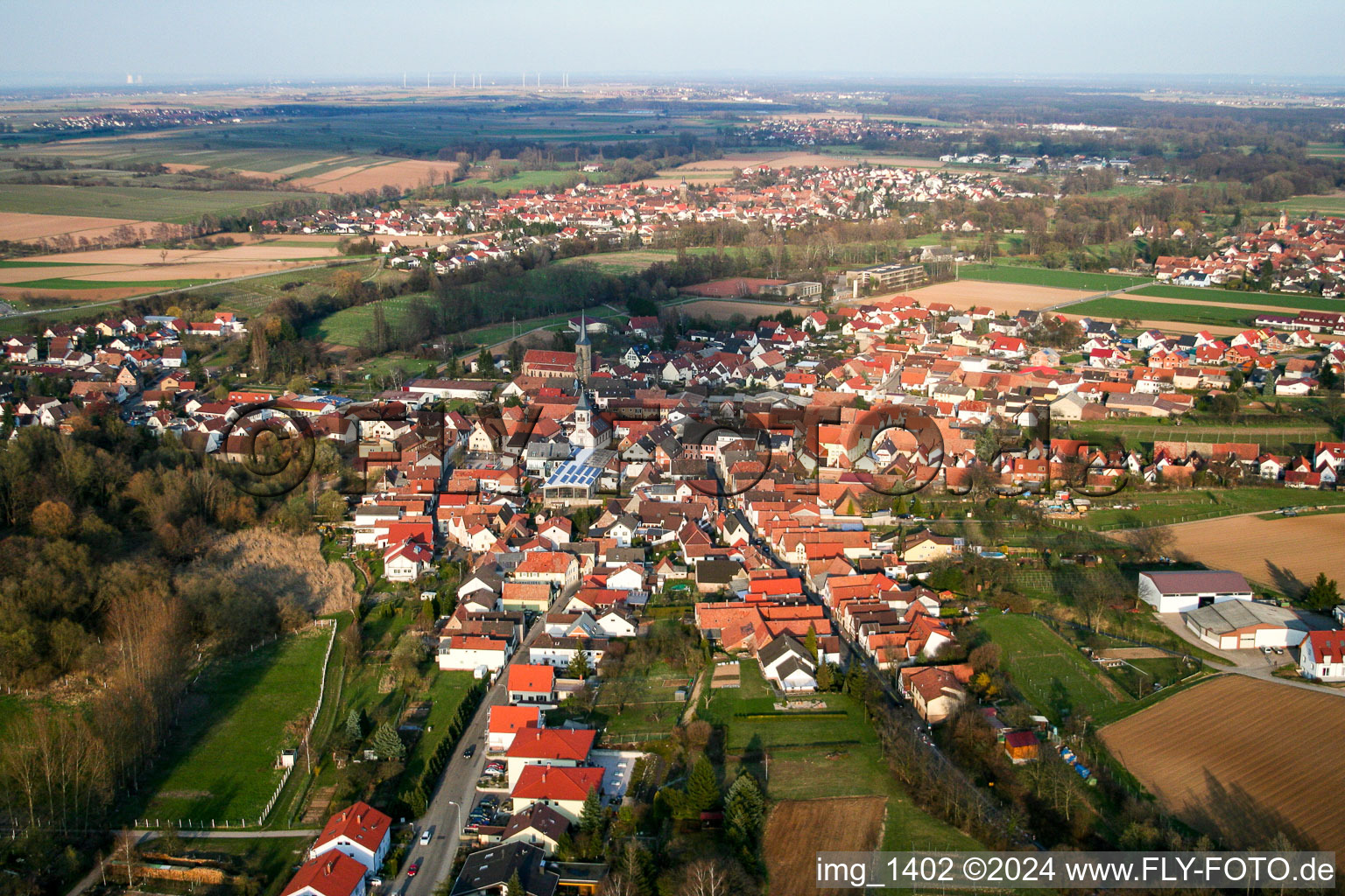 Vue aérienne de Vue sur le village à le quartier Ingenheim in Billigheim-Ingenheim dans le département Rhénanie-Palatinat, Allemagne